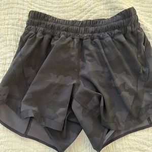 Lululemon black camo running shorts size 6 Track That Mid Rise 5”